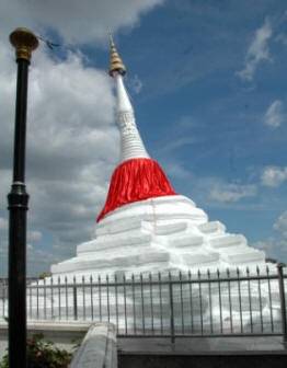 Leaning Chedi Wat Paramai Yikawat