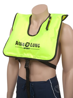 Snorkeling vest vs life jacket: key differences.