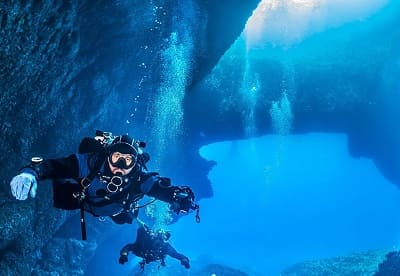 Information about the Blue Hole Diving Site at Gozo, Malta.