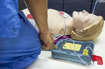 วิธีรับใบรับรองการทำ CPR และเครื่องกระตุ้นหัวใจภายนอกแบบอัตโนมัติในกรุงเทพมหานคร ประเทศไทย?